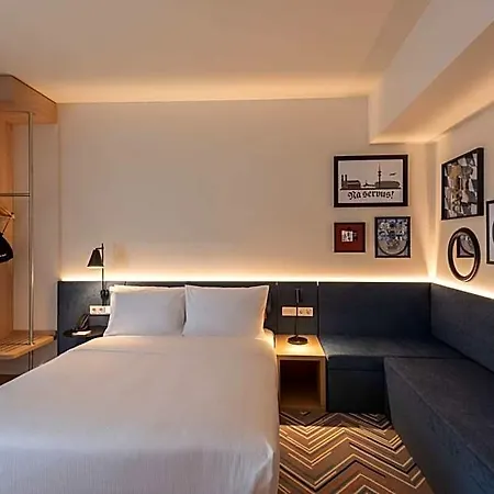 Hampton By Hilton North מלון