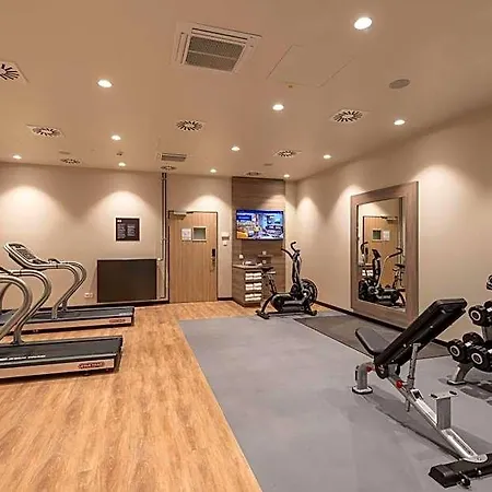 Hampton By Hilton North מלון 3*
